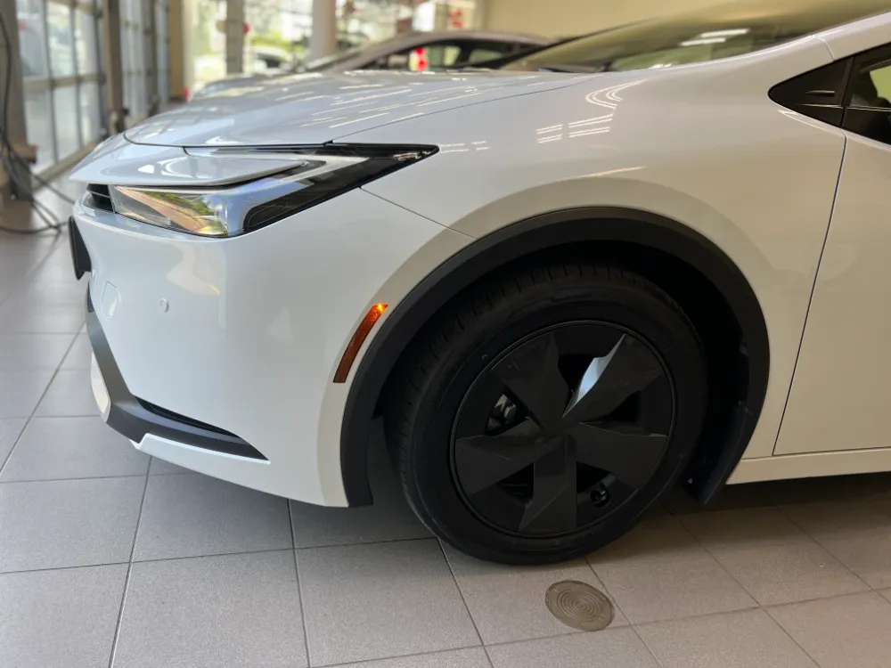 2023 toyota prius prime se white 4